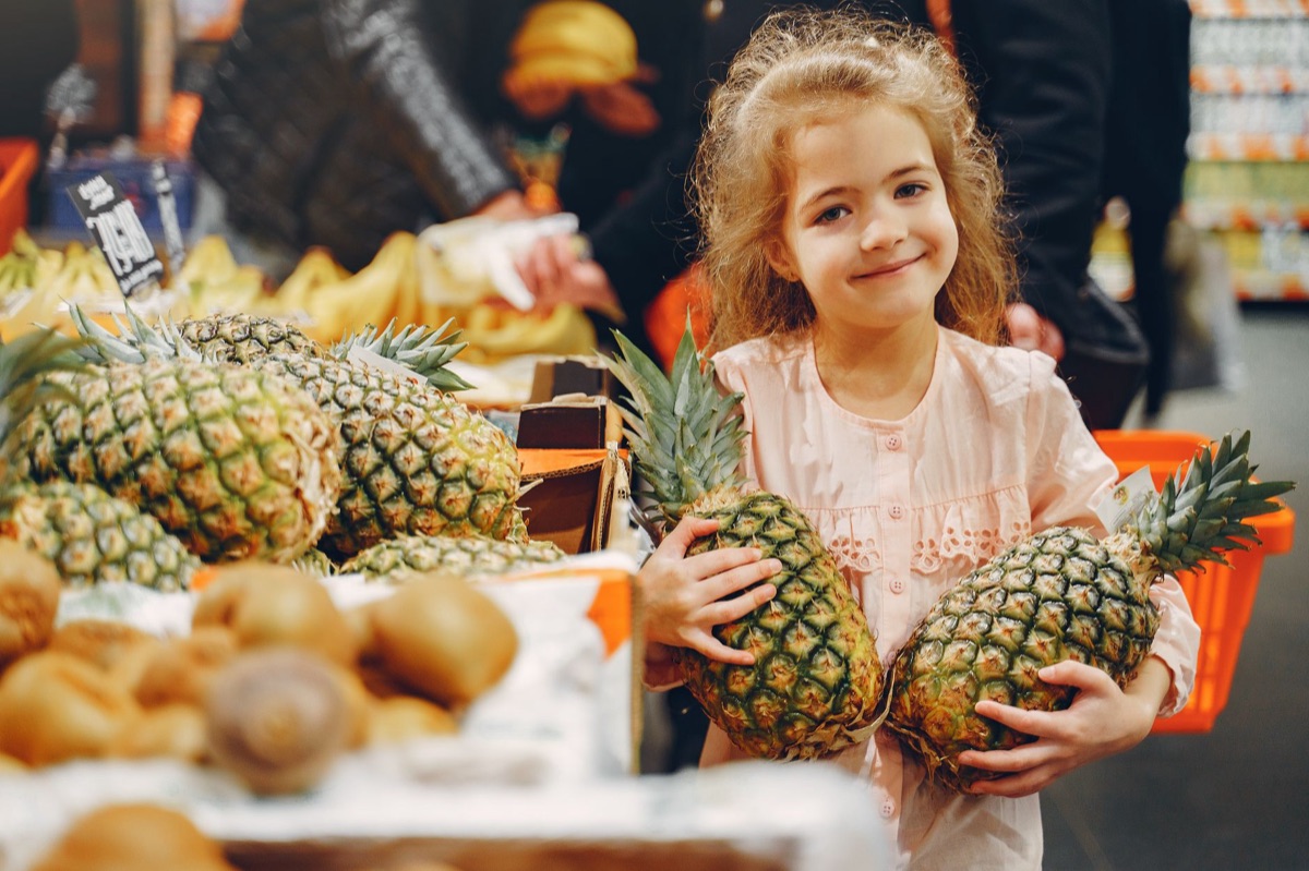 Enfant pesant sur une balance pour le suivi de la croissance.