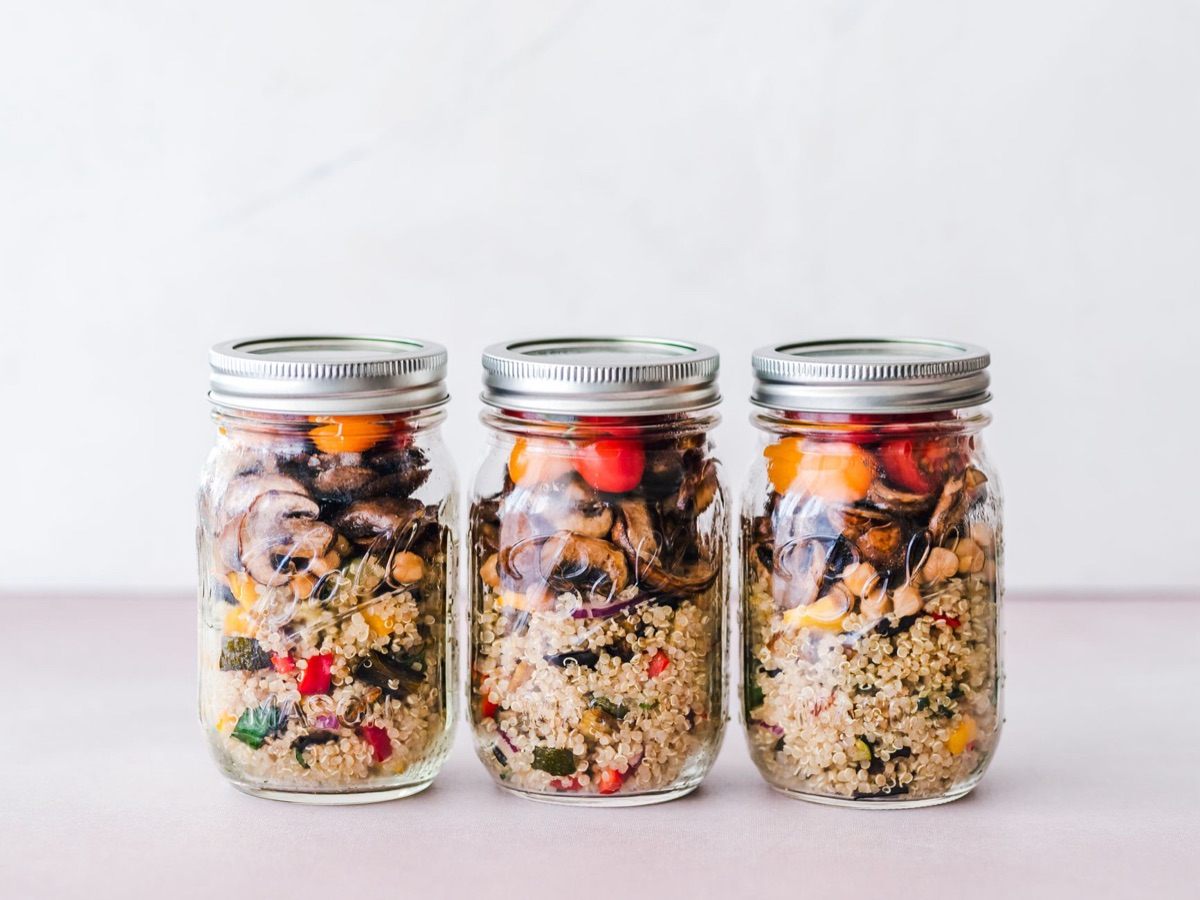 Gesunde Mahlzeit mit frischem Gemüse und Quinoa
