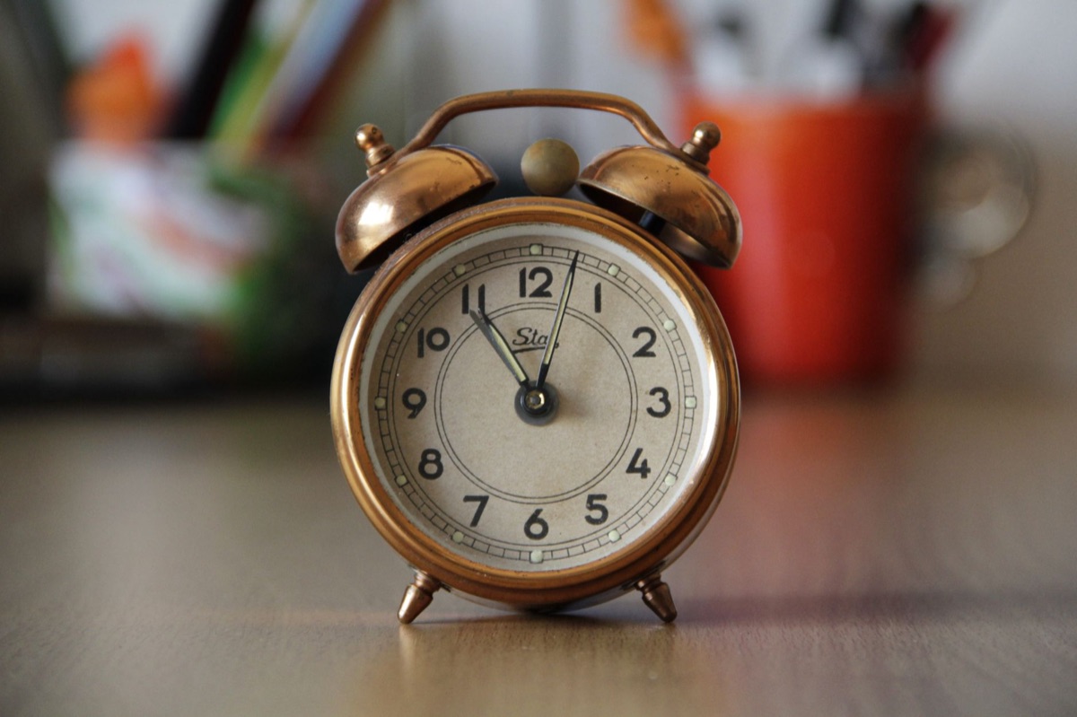 Analoger Küchentimer auf einem Holztisch