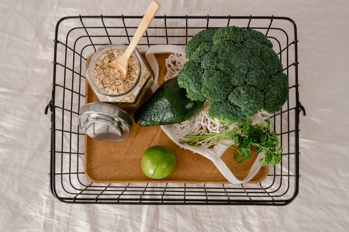 Assiette équilibrée avec légumes et saumon pour une alimentation saine