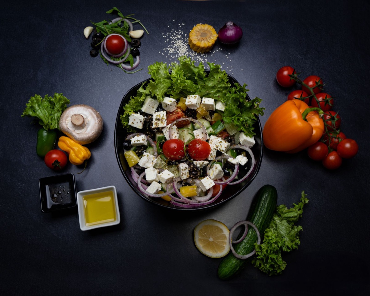 ciotola di cibo sano con verdure fresche e olio d'oliva