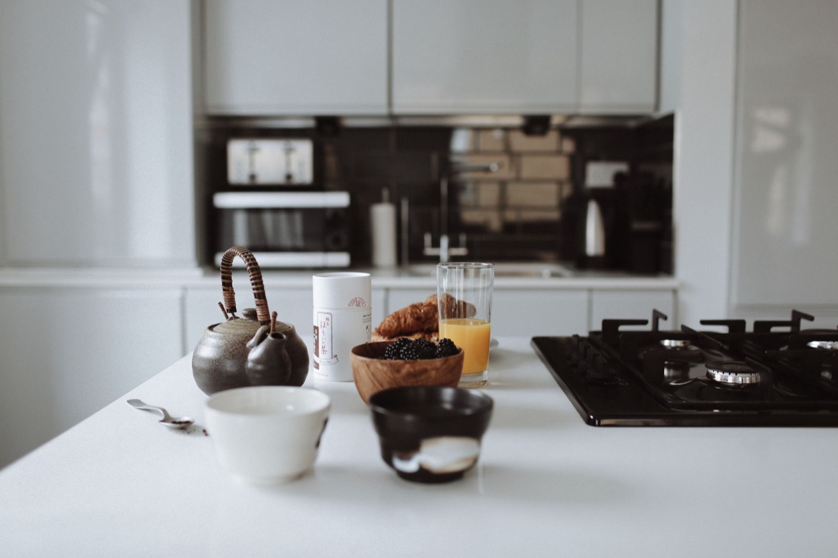 orologio da cucina vicino a una colazione sana