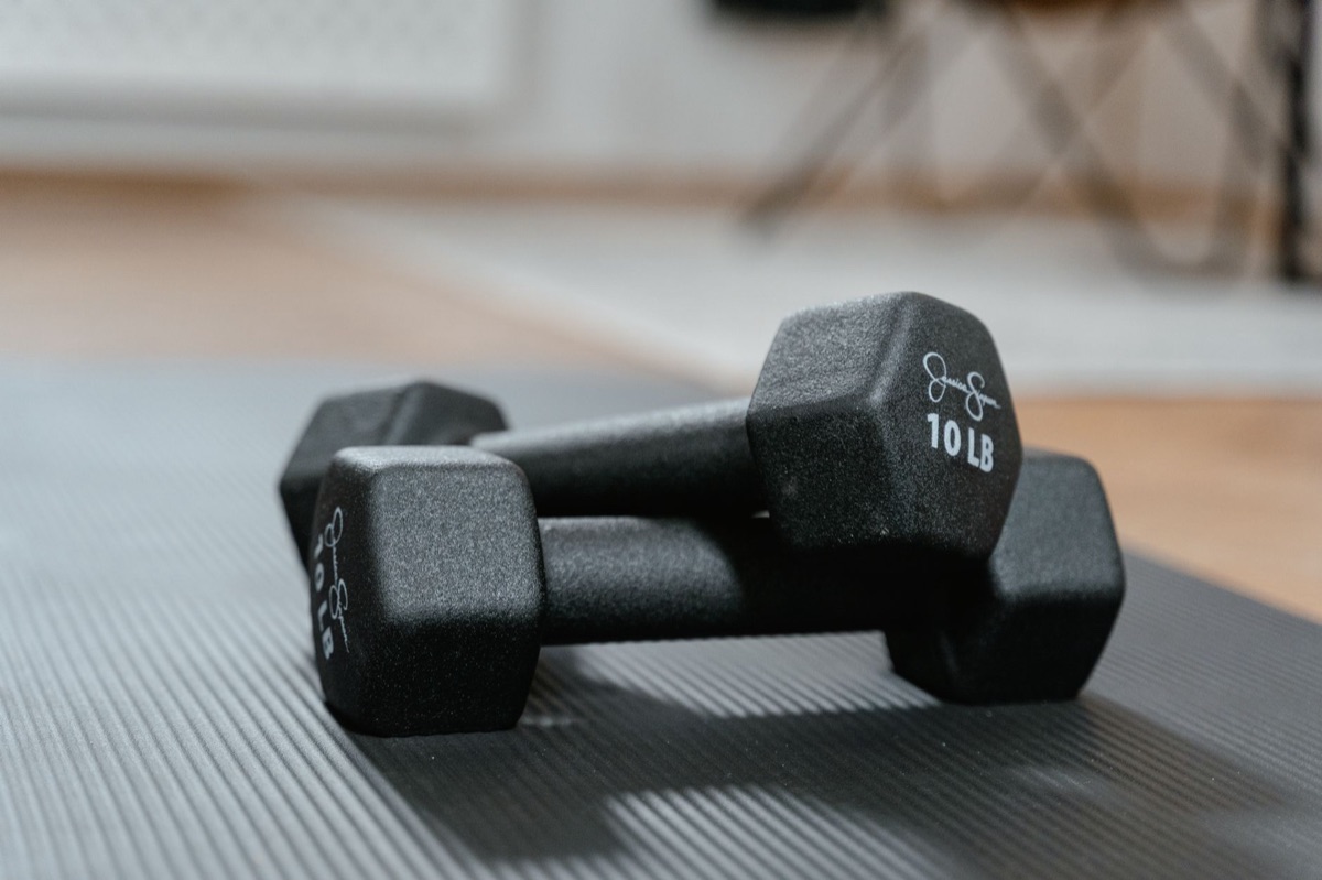 tapis d'entraînement avec des poids