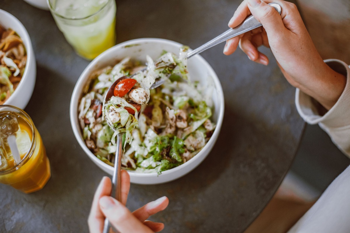 insalata mista con pomodori rossi