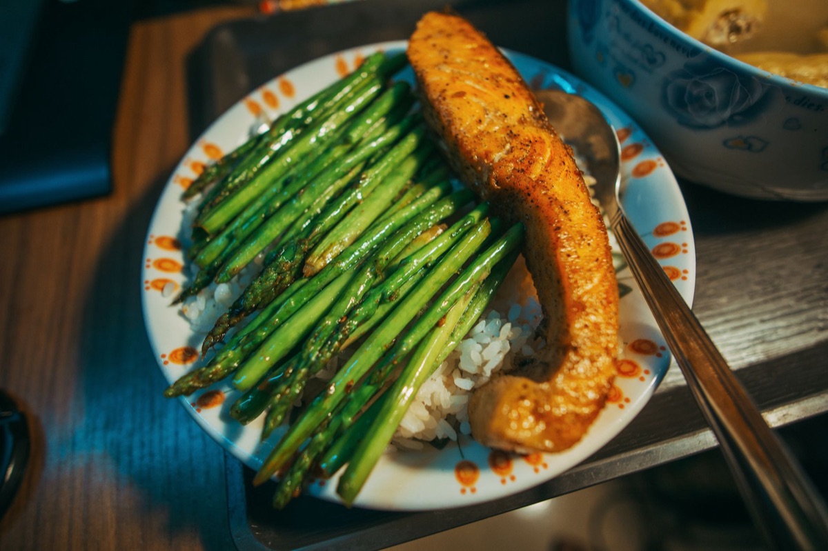 salmão grelhado com asparagual