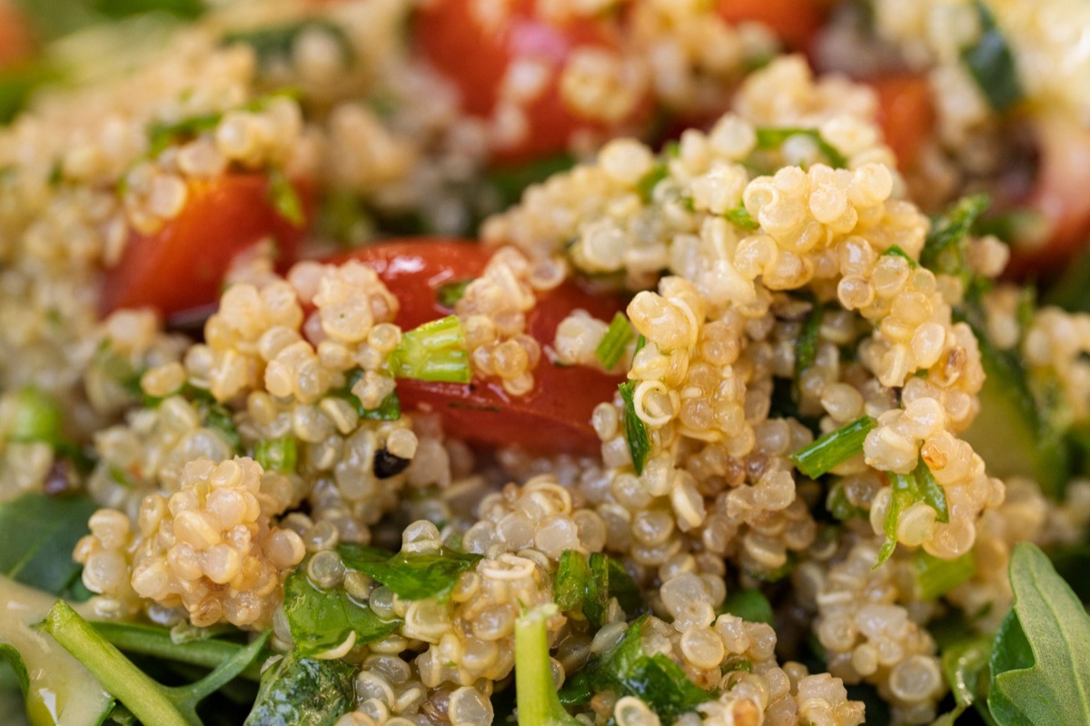 salada de vegetais com quinoa