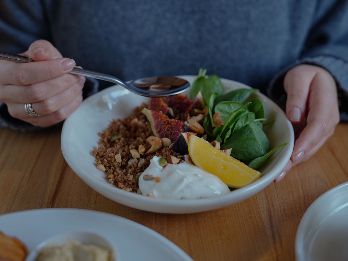 Un plateau de petit-déjeuner sain avec des fruits et du yaourt