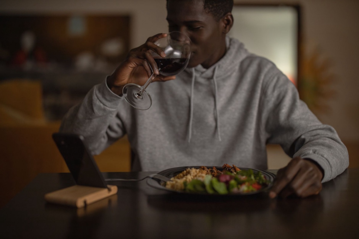 Une personne suive des apports alimentaires sur un smartphone