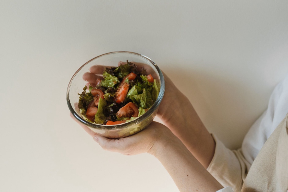 un piatto di insalata con verdure miste e pomodori rossi