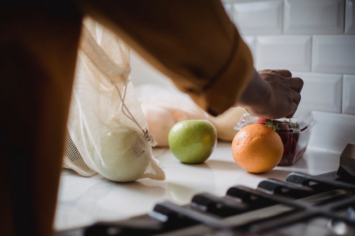 contador de cozinha limpo com frutas e água