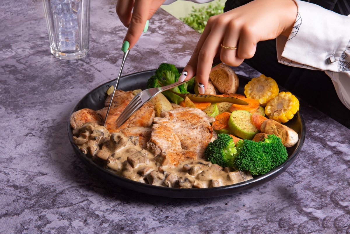 Abendessen: Grilled Chicken und gekochtes Gemüse auf Teller