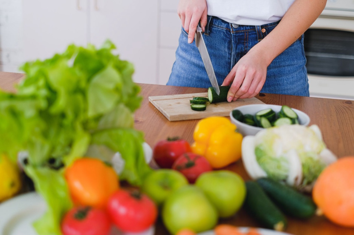 cocina con ensalada y agua