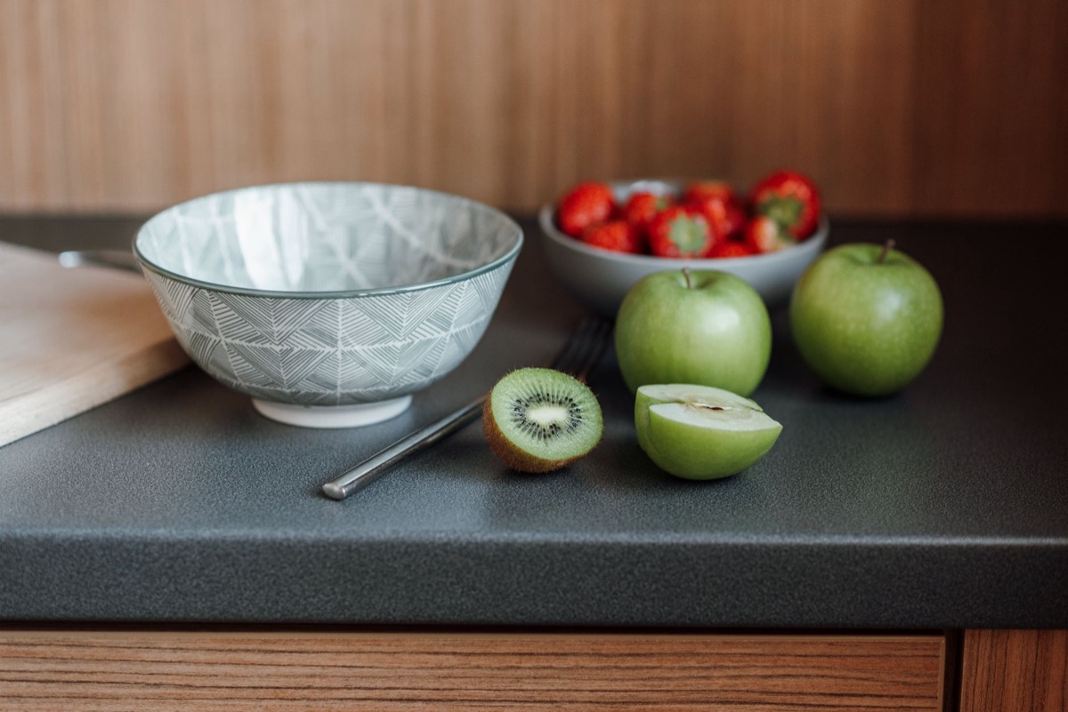 cucina con frutta e acqua