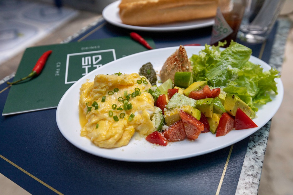 prato com frutas e pão integral