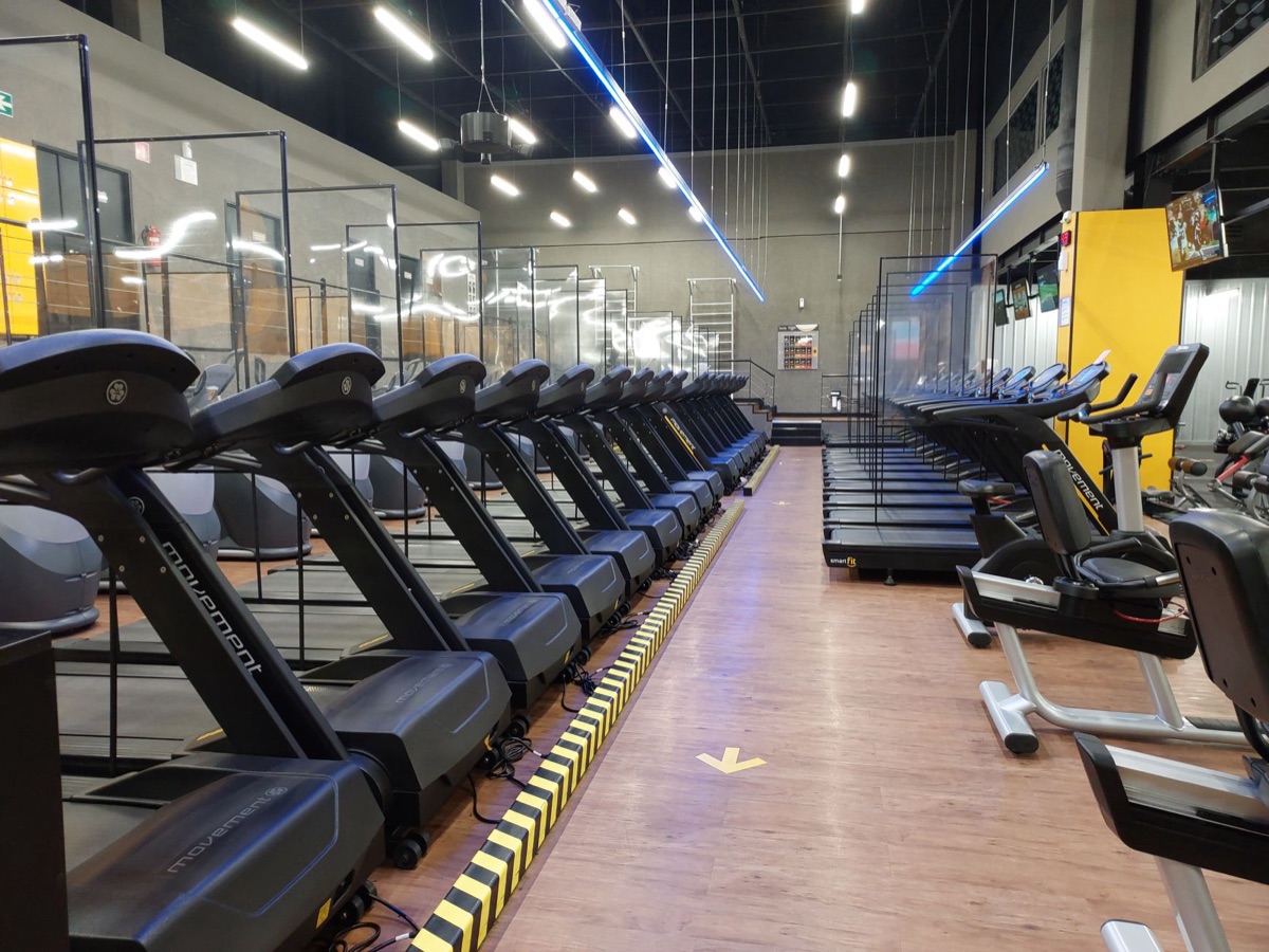 Herzfrequenz-Monitor und Laufmaschine im Fitnessstudio