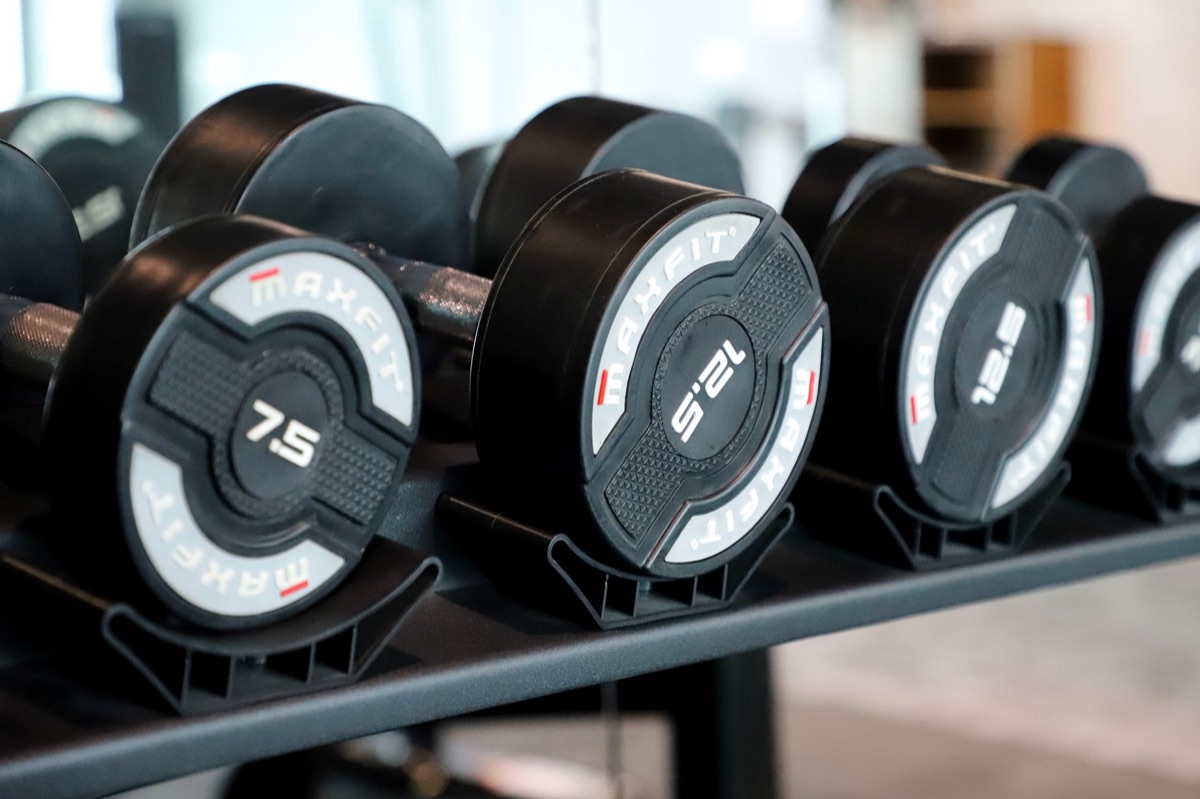 equipo de pesas en gym