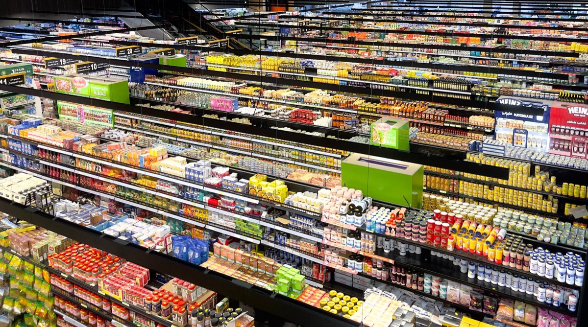 Pasillo de supermercado vacío que representa desiertos alimentarios.