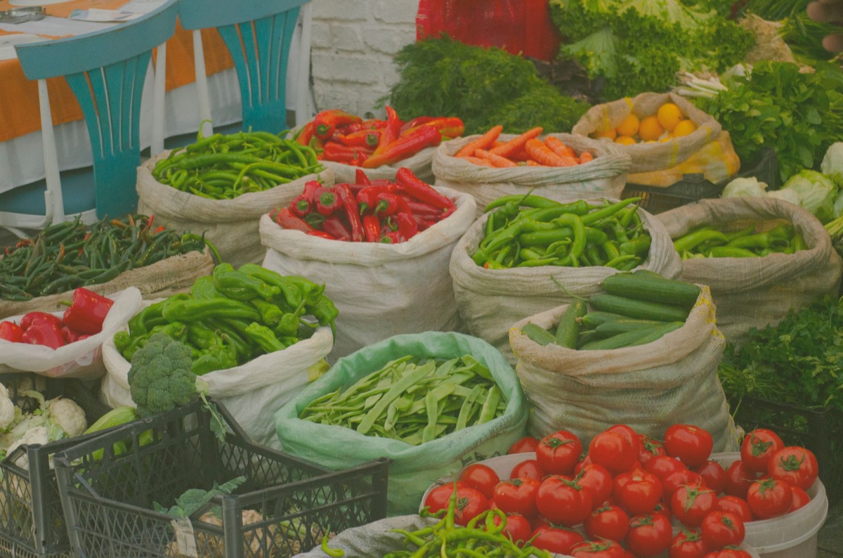 Cesta de vegetales frescos y coloridos para una dieta saludable.