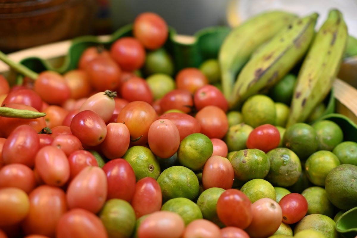 Panier de courses rempli de légumes frais et sains.