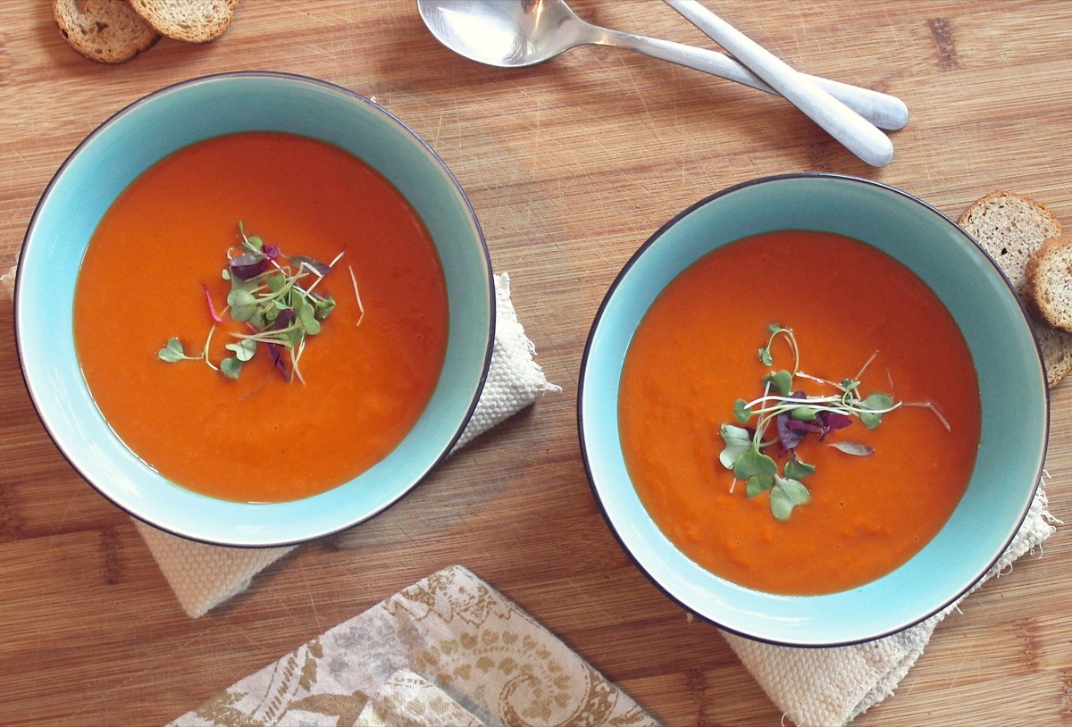 Sopa de lentejas y vegetales en un tazón de madera
