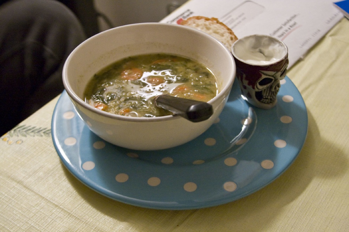 Zuppa di lenticchie e verdure in una ciotola di ceramica