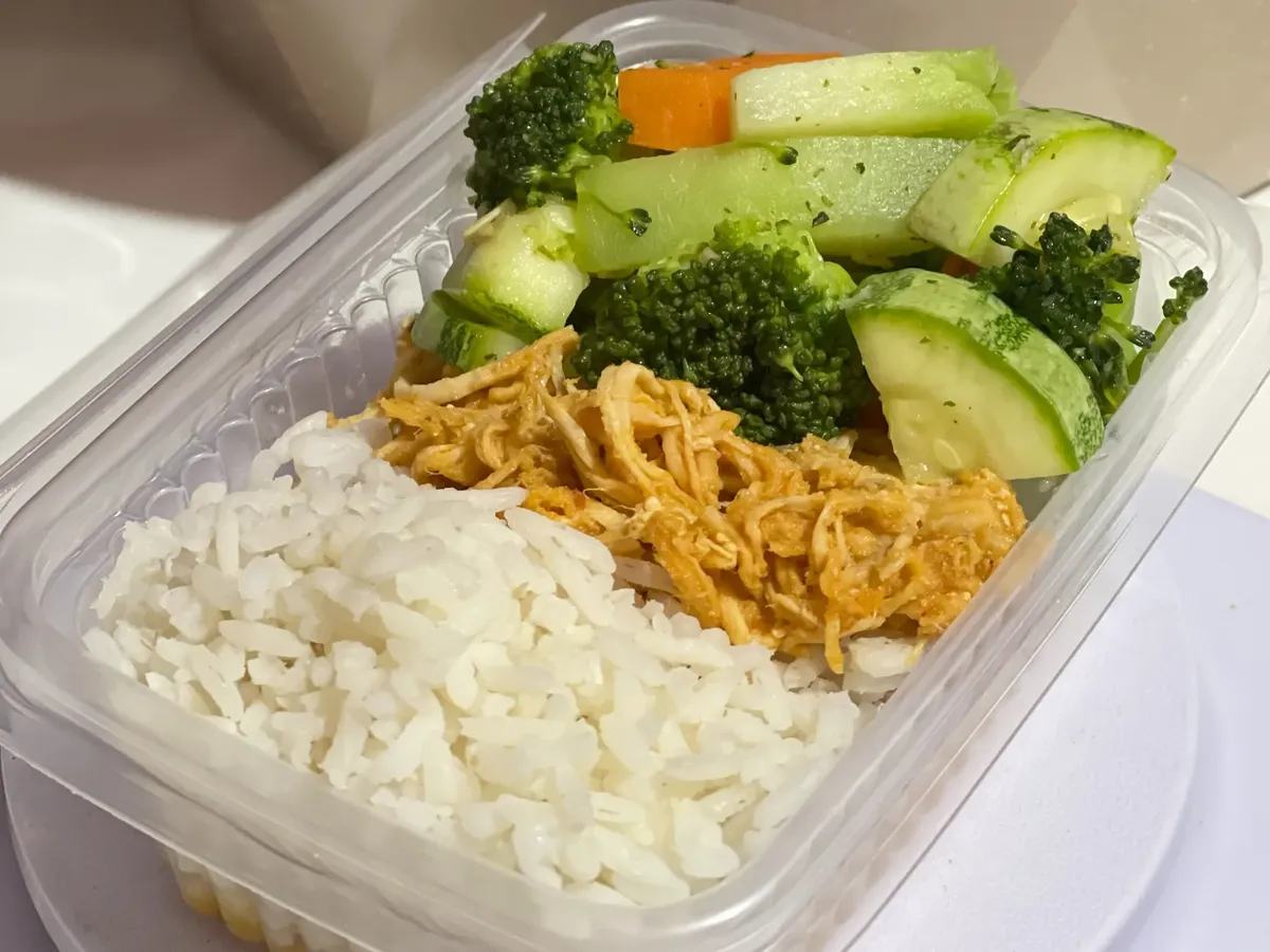 영양이 풍부한 식사 준비 용기, 밥, 쇠고기 조각, 혼합 채소